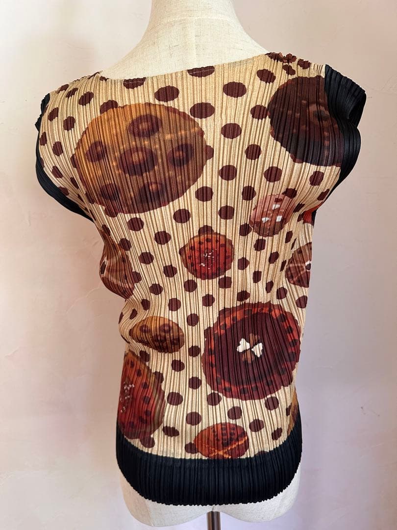 タンクトップ　イッセーミヤケ