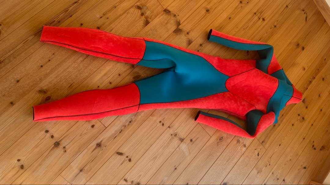 セミドライウエットスーツ