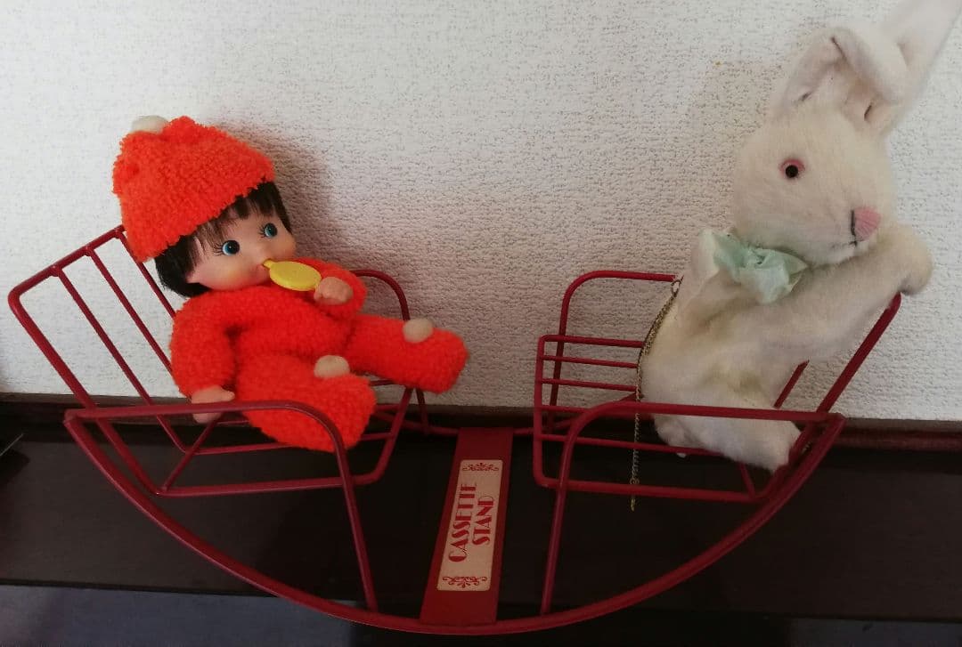 カセットテープ　カセットスタンド　昭和レトロ　ファンシー　80年代　赤　ラック