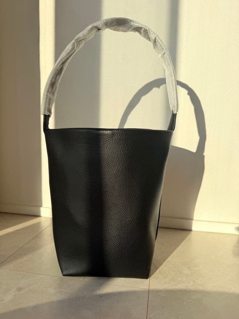 久々出品＊新品未使用＊【ブラックトート バッグ THEROW ロゴ付き】 ＞