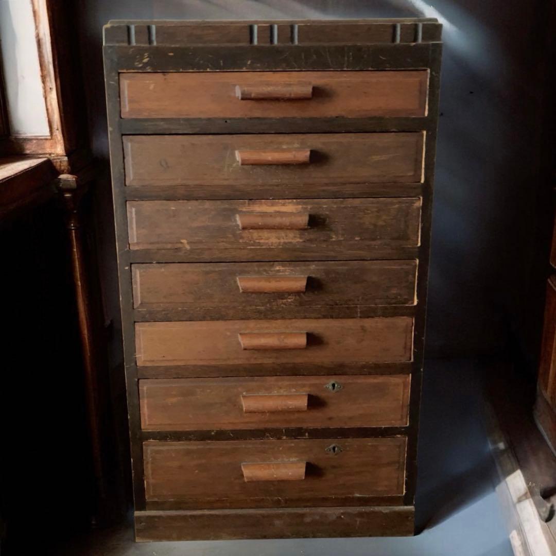ヴィンテージ　レトロ　迫力のある　木製7段チェスト ダークブラウン　小引き出し