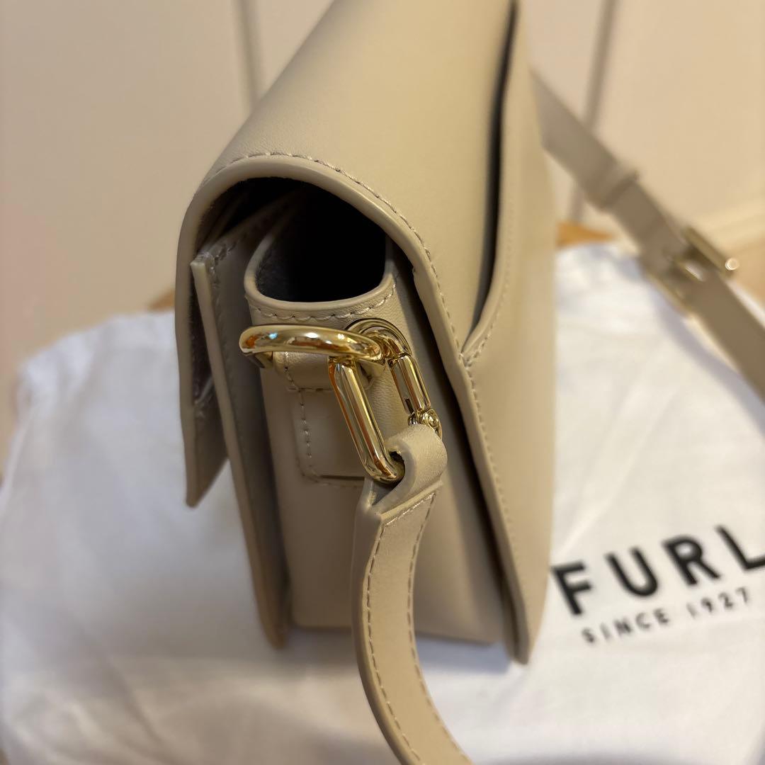 FURLA ベージュ レザー ショルダーバッグ
