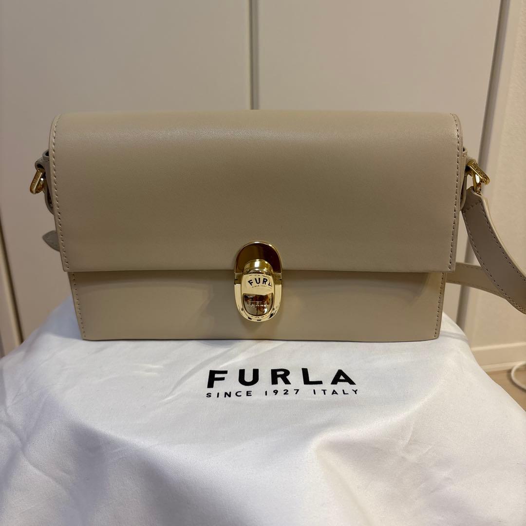 FURLA ベージュ レザー ショルダーバッグ