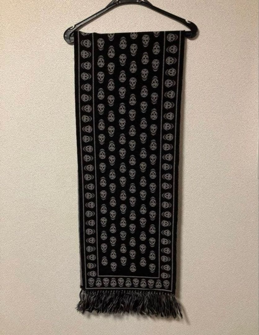 Xameleon着用 Alexander McQueen マフラー