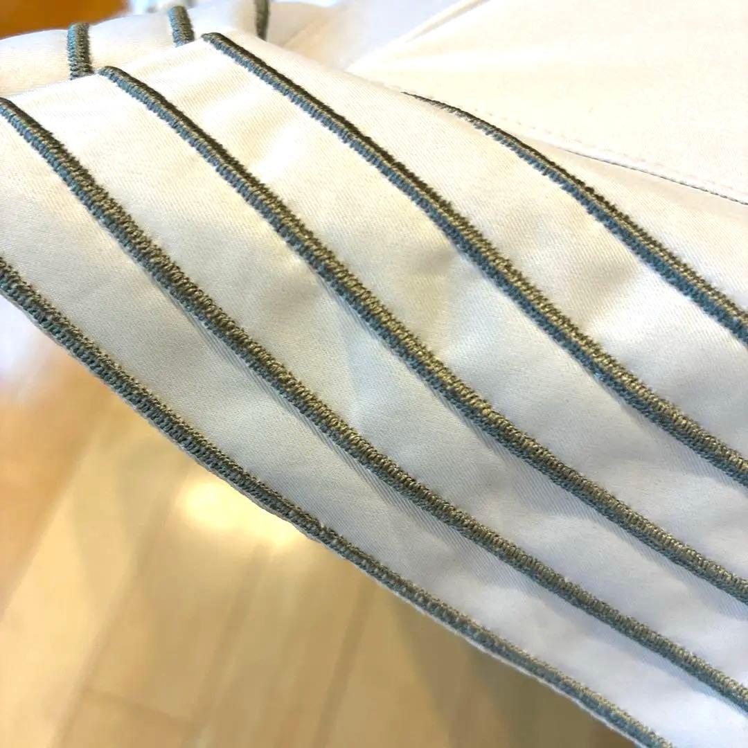 ビューランス　持ち手付き　フリルが素敵な　ホワイト×カーキ晴雨兼用日傘