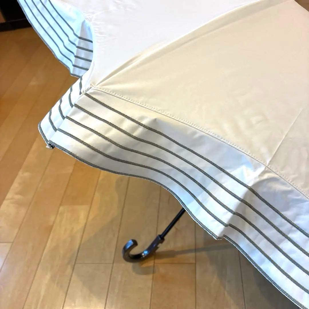 ビューランス　持ち手付き　フリルが素敵な　ホワイト×カーキ晴雨兼用日傘