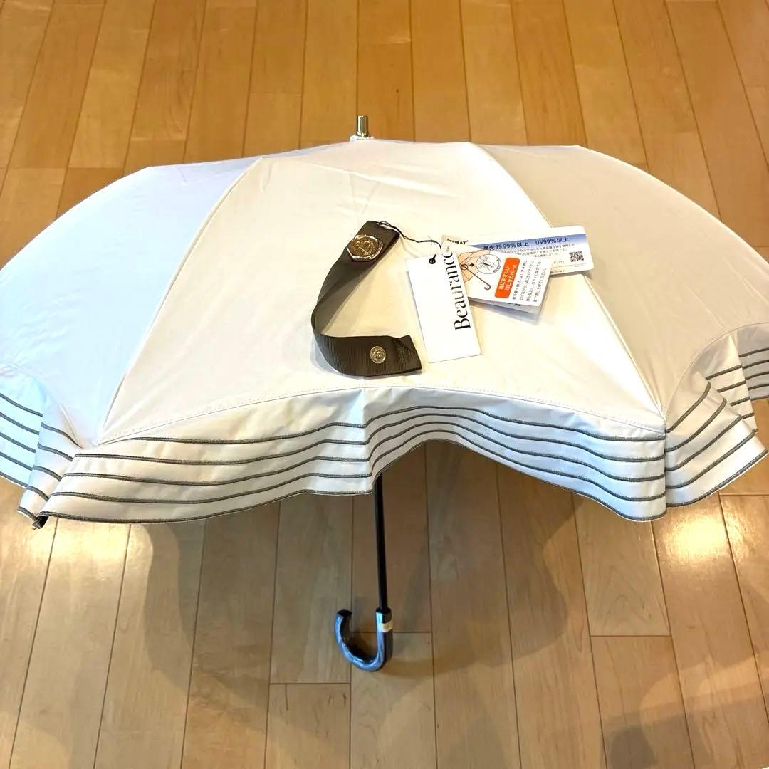 ビューランス　持ち手付き　フリルが素敵な　ホワイト×カーキ晴雨兼用日傘