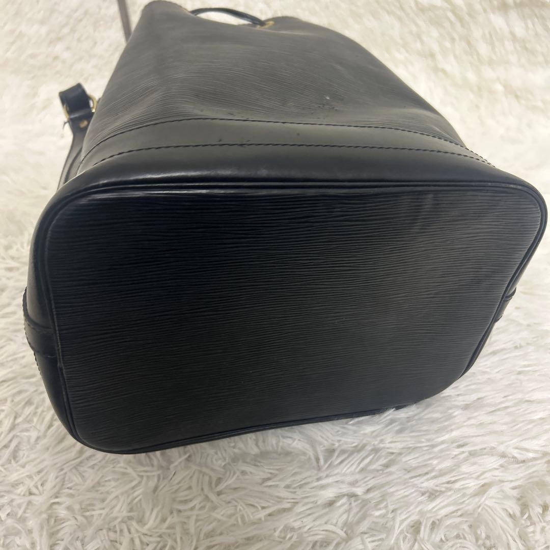 ルイヴィトン エピ ノエ レザー ショルダーバッグ ブラック シリアルあり
