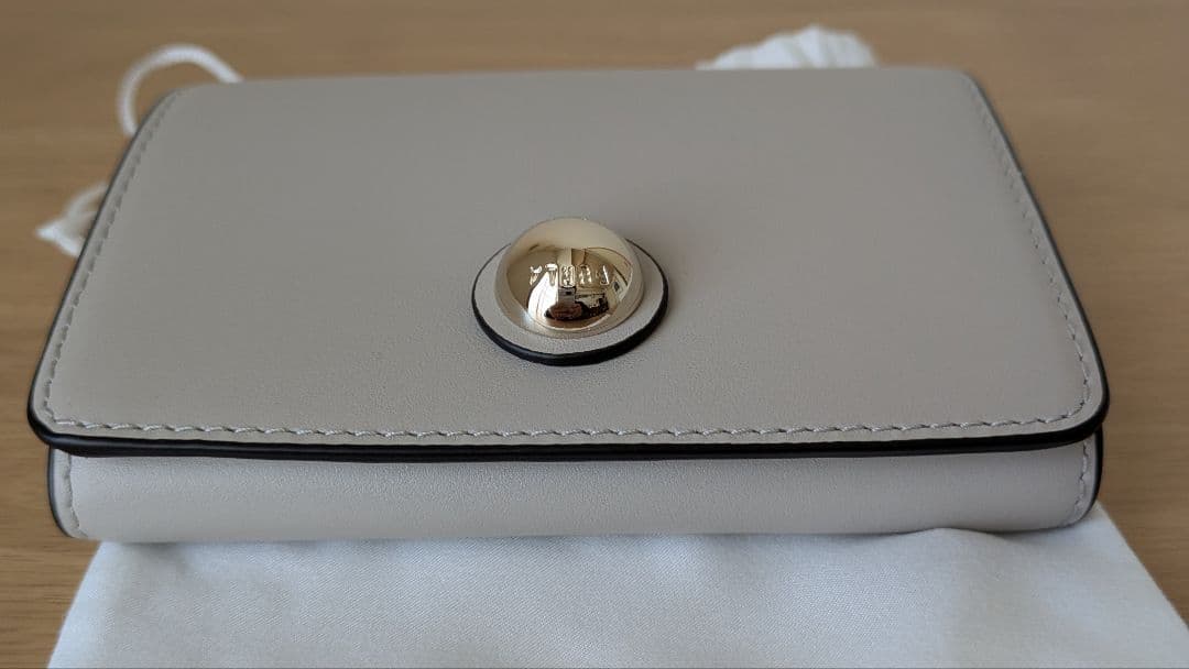 新春セール【新品・未使用】FURLA折り財布