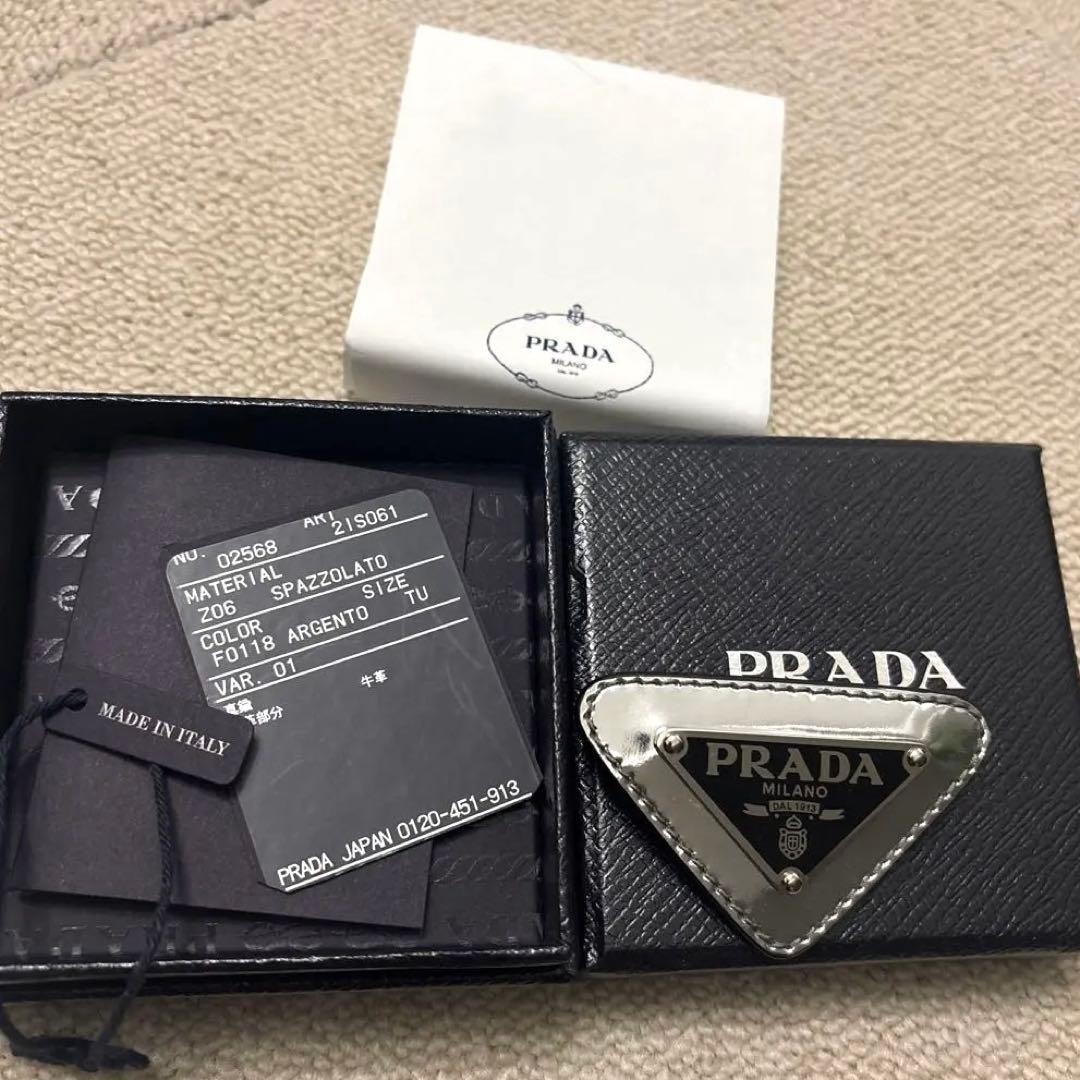 PRADA 三角形　トライアングル　ブローチ