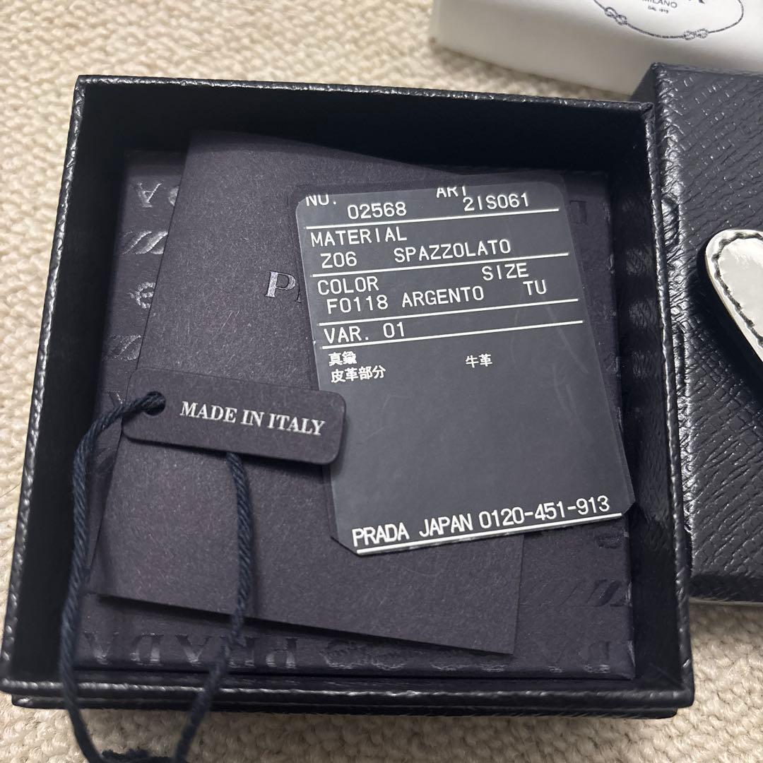 PRADA 三角形　トライアングル　ブローチ