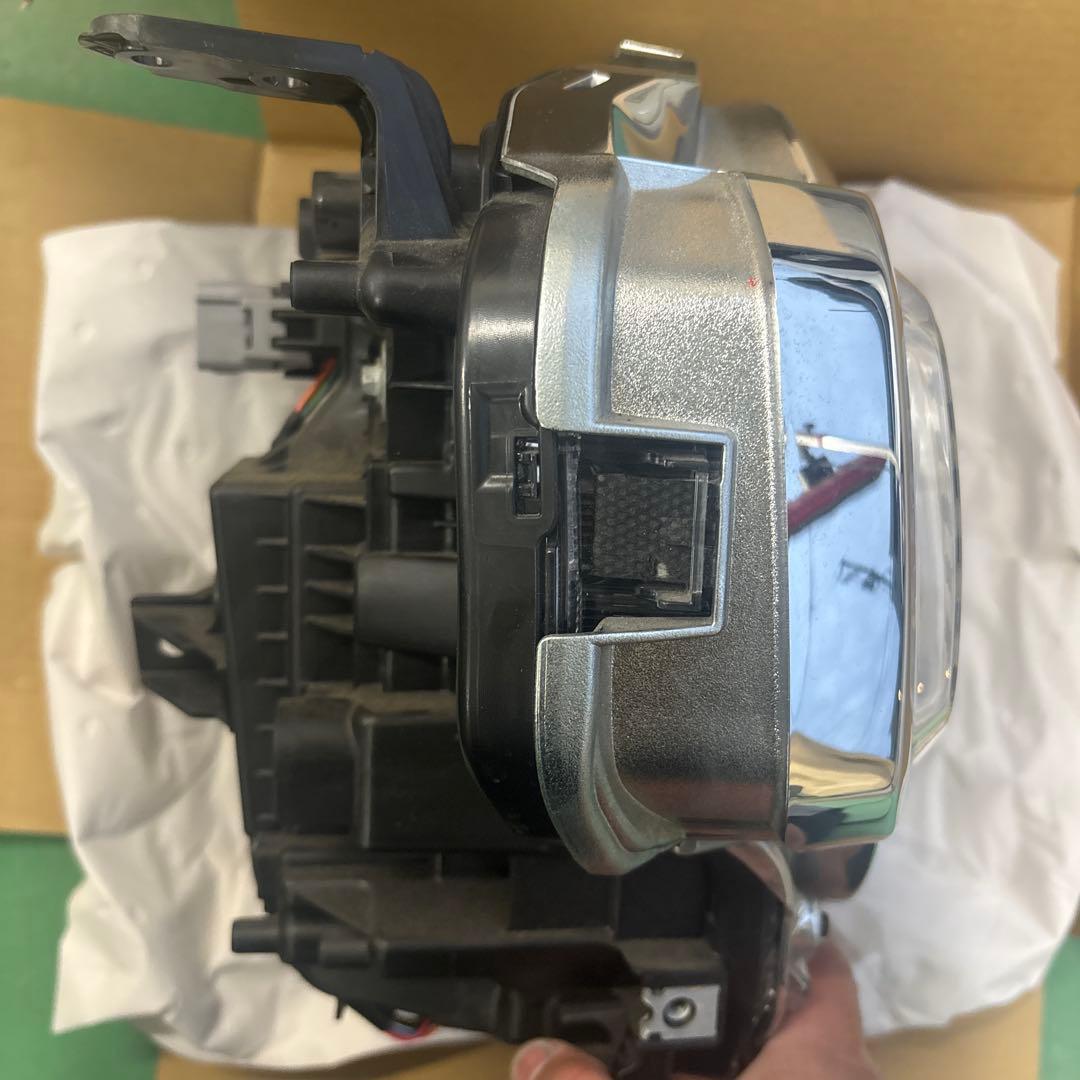 令和2年　SUZUKI、ハスラー右ヘッドライト