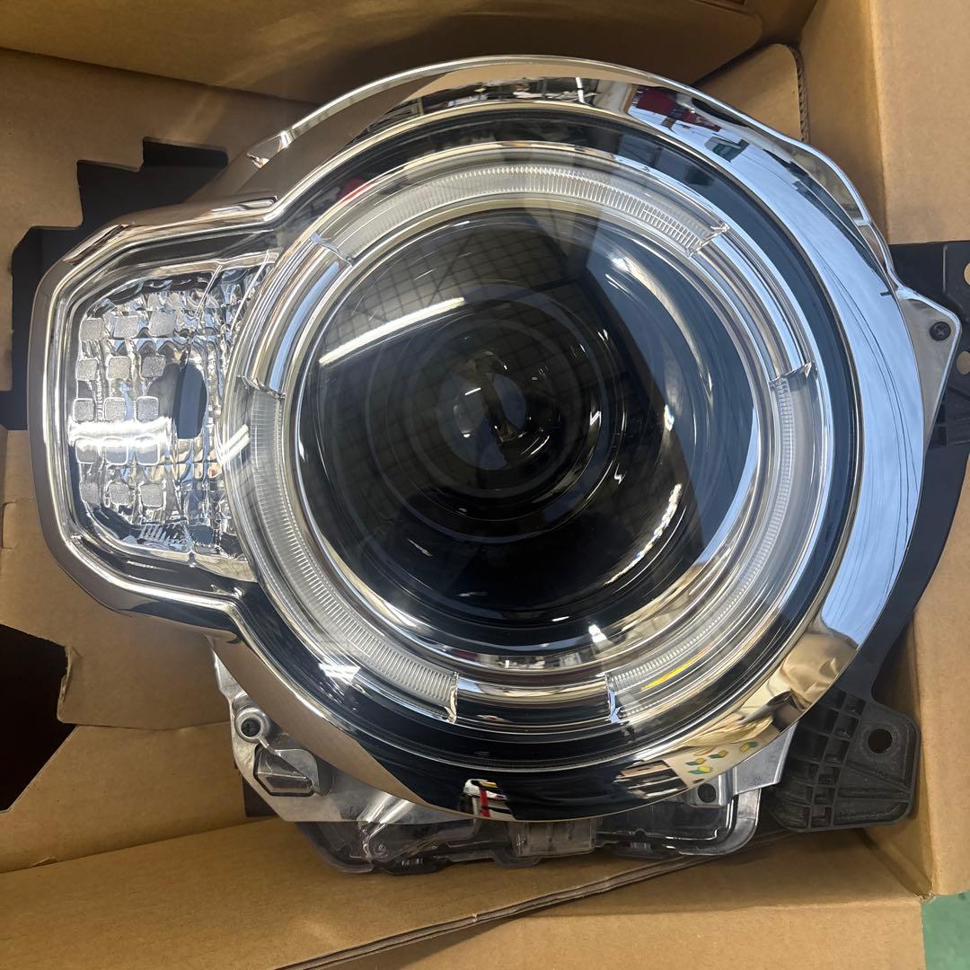 令和2年　SUZUKI、ハスラー右ヘッドライト