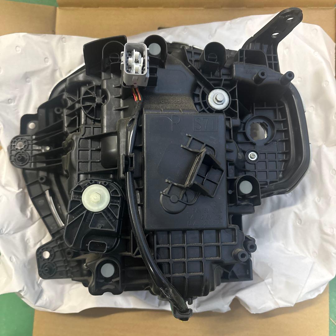 令和2年　SUZUKI、ハスラー右ヘッドライト