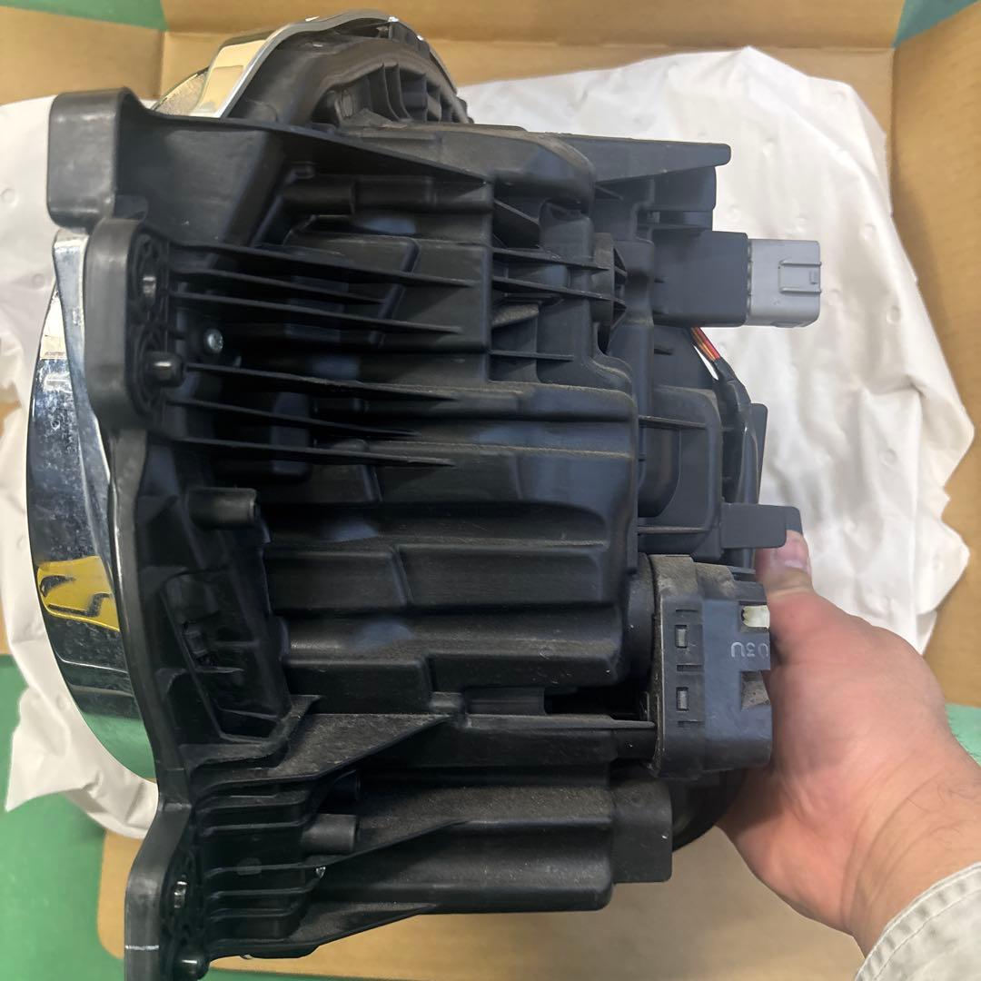 令和2年　SUZUKI、ハスラー右ヘッドライト