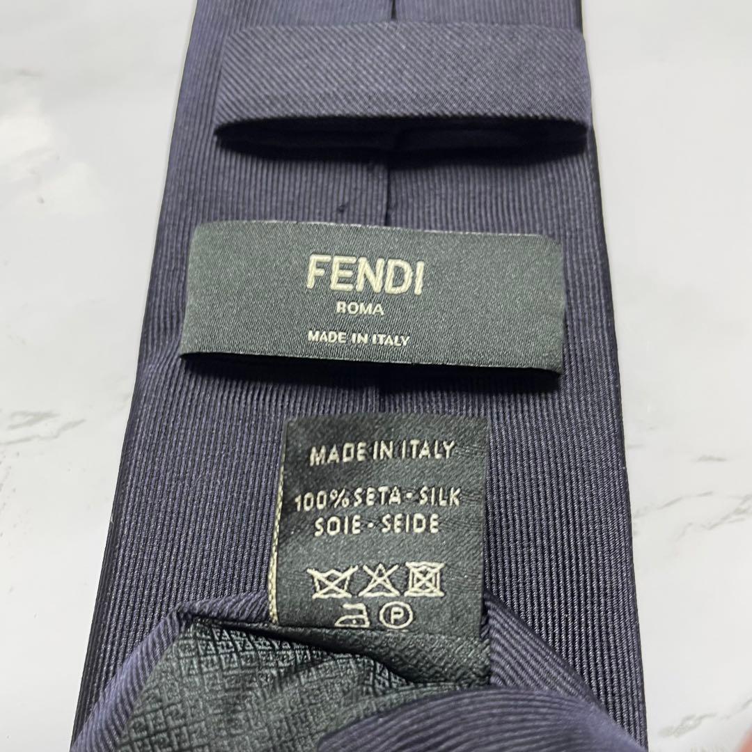 ✨ケース付✨FENDI ネクタイ 現行 ソリッド ナロータイ ワンポイント レア