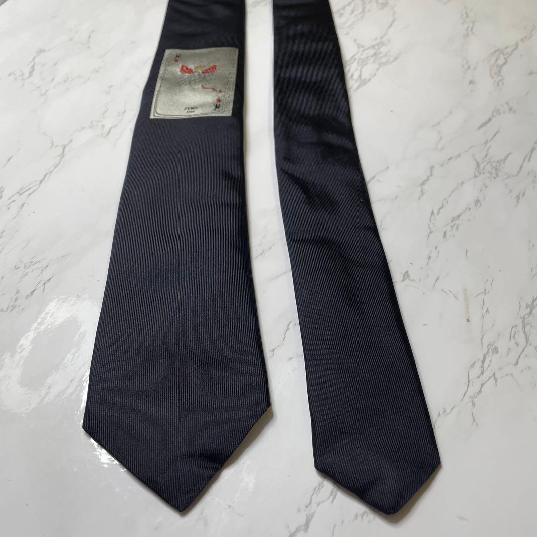 ✨ケース付✨FENDI ネクタイ 現行 ソリッド ナロータイ ワンポイント レア