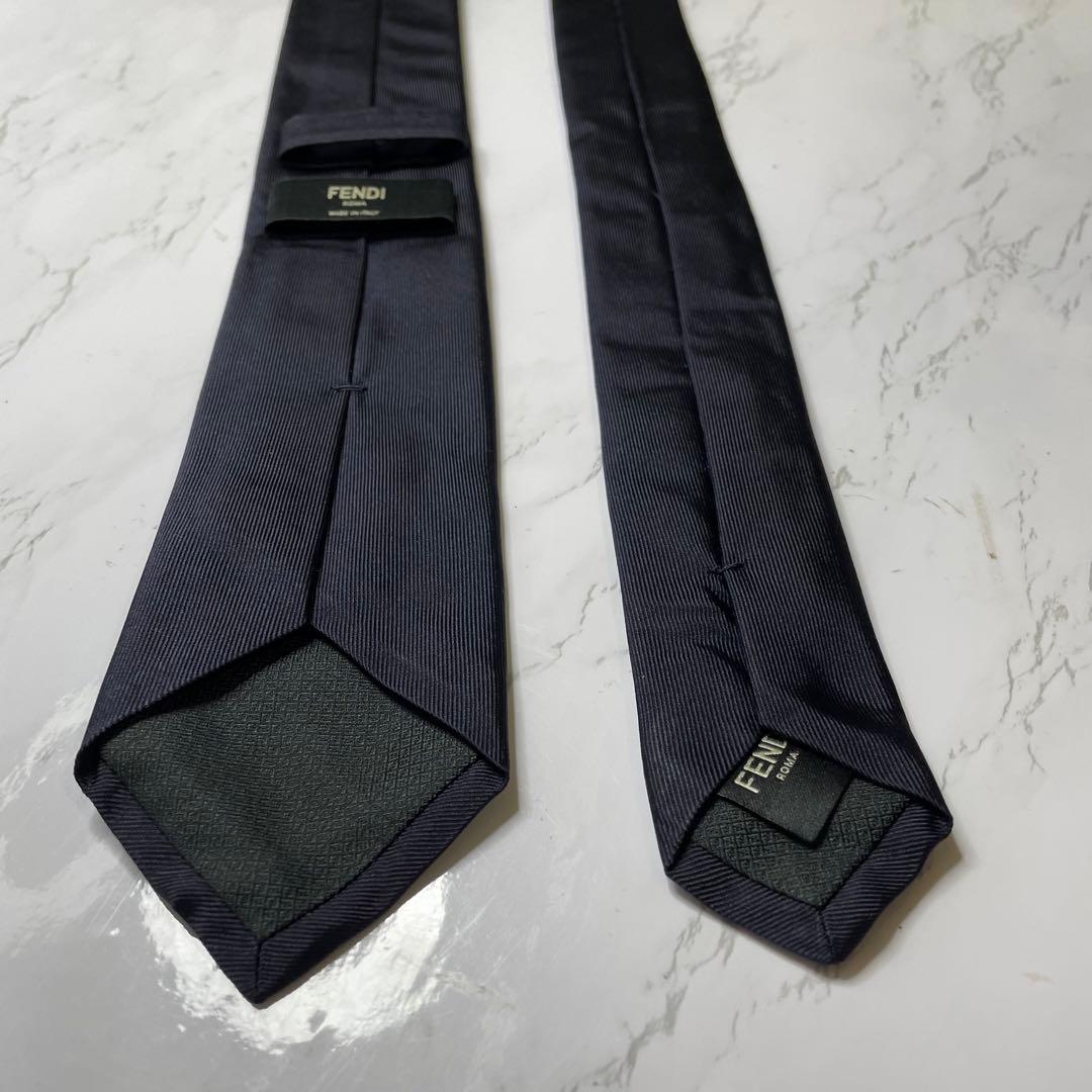 ✨ケース付✨FENDI ネクタイ 現行 ソリッド ナロータイ ワンポイント レア