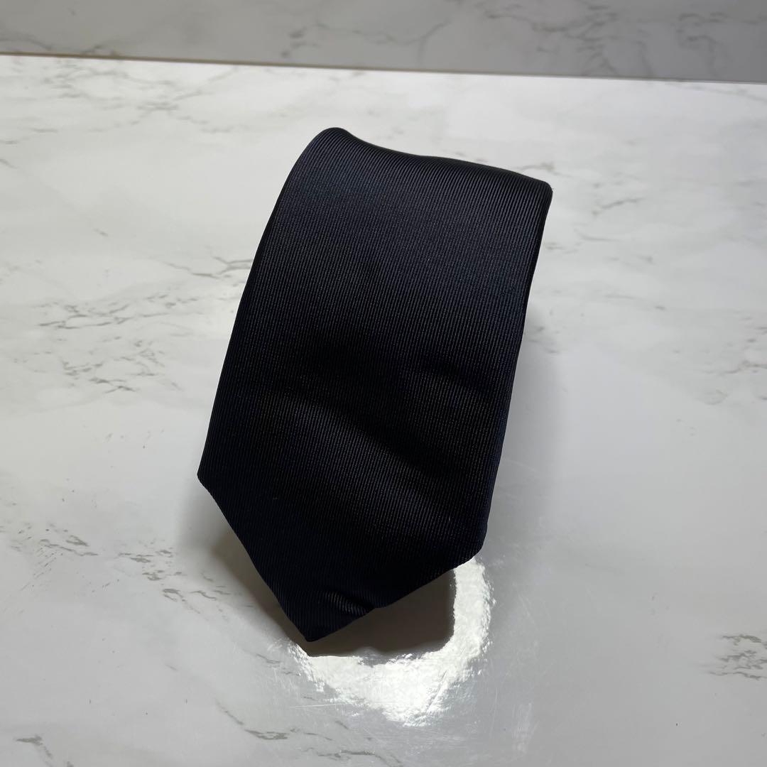 ✨ケース付✨FENDI ネクタイ 現行 ソリッド ナロータイ ワンポイント レア