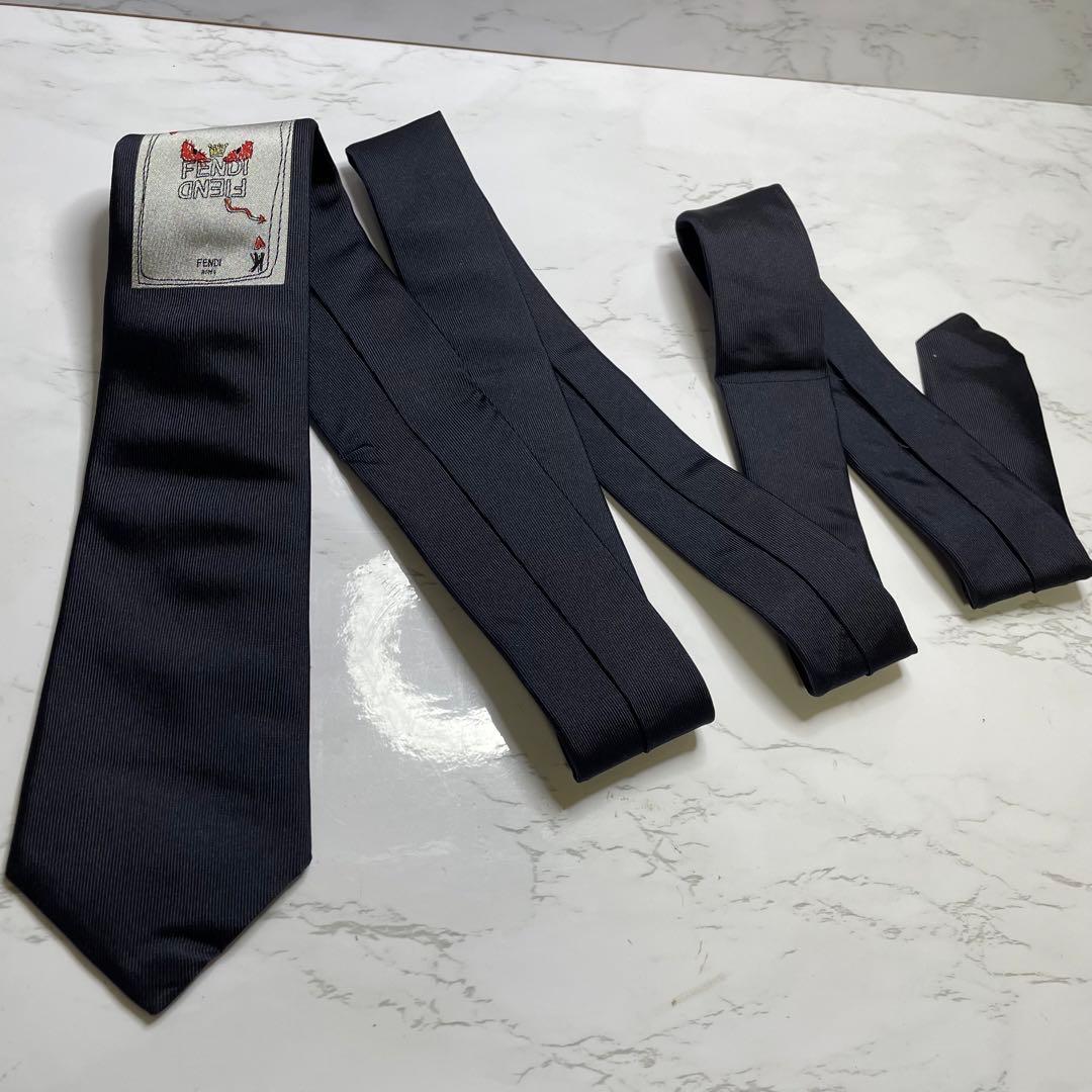 ✨ケース付✨FENDI ネクタイ 現行 ソリッド ナロータイ ワンポイント レア