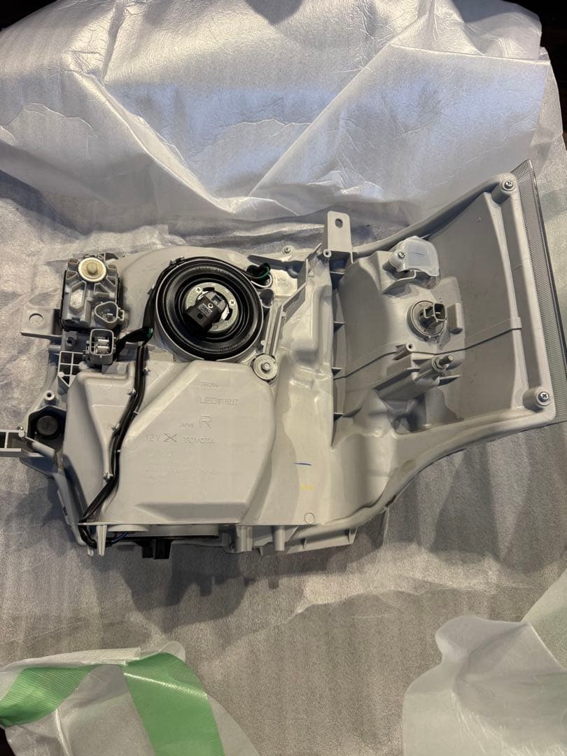 登録済み未使用車外し　ハイエース200系8型　インナーブラックヘッドライト