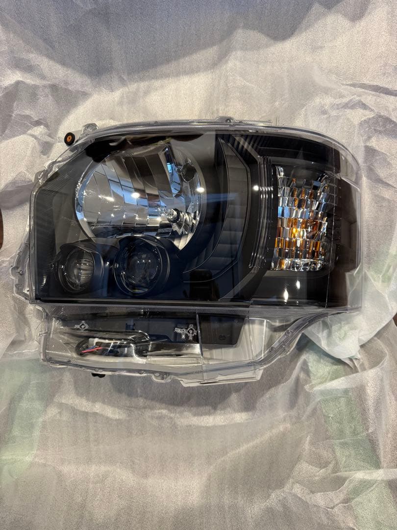 登録済み未使用車外し　ハイエース200系8型　インナーブラックヘッドライト
