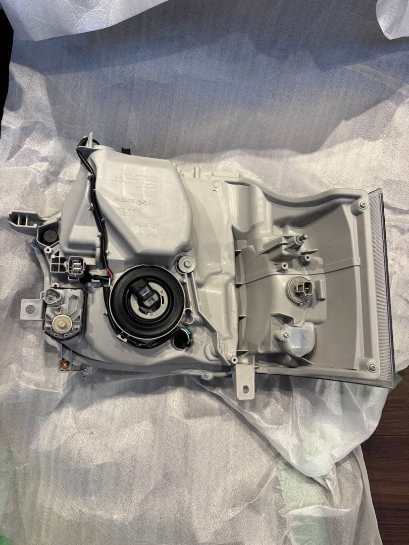 登録済み未使用車外し　ハイエース200系8型　インナーブラックヘッドライト