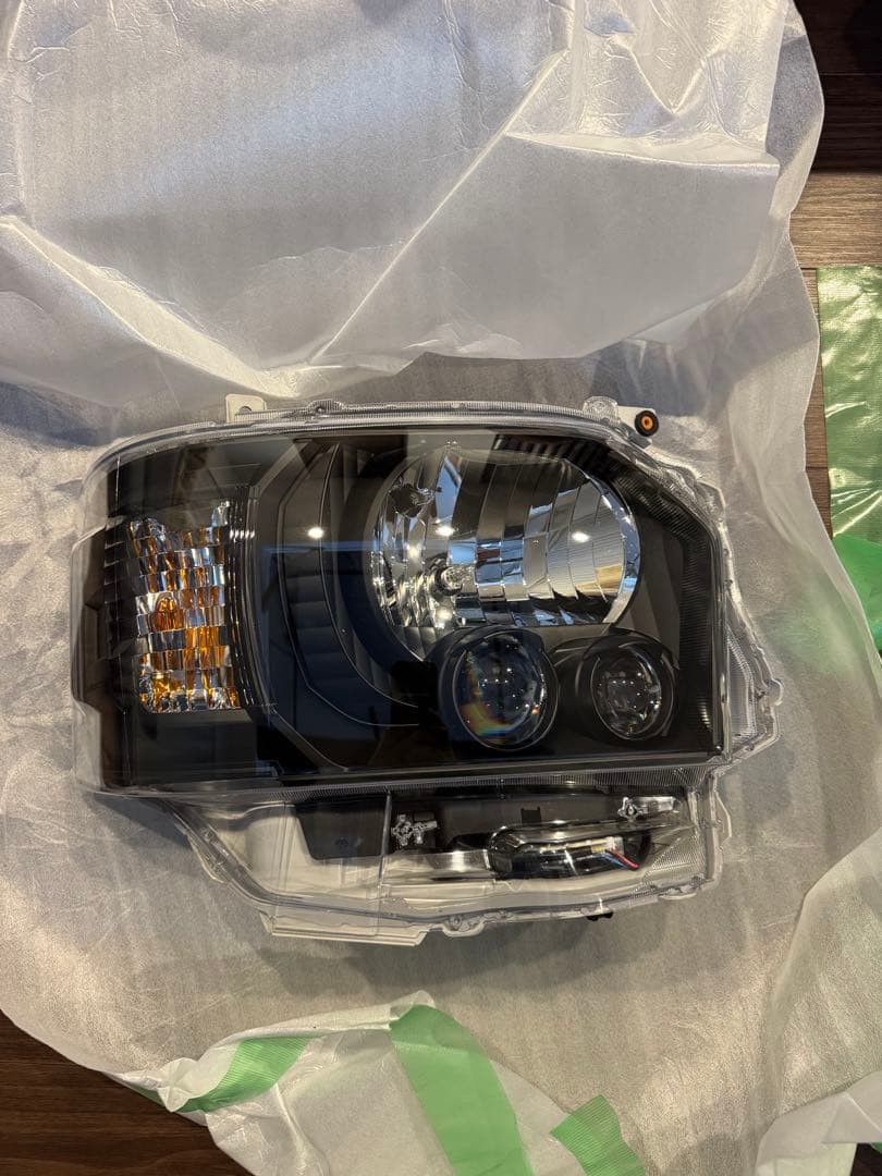 登録済み未使用車外し　ハイエース200系8型　インナーブラックヘッドライト