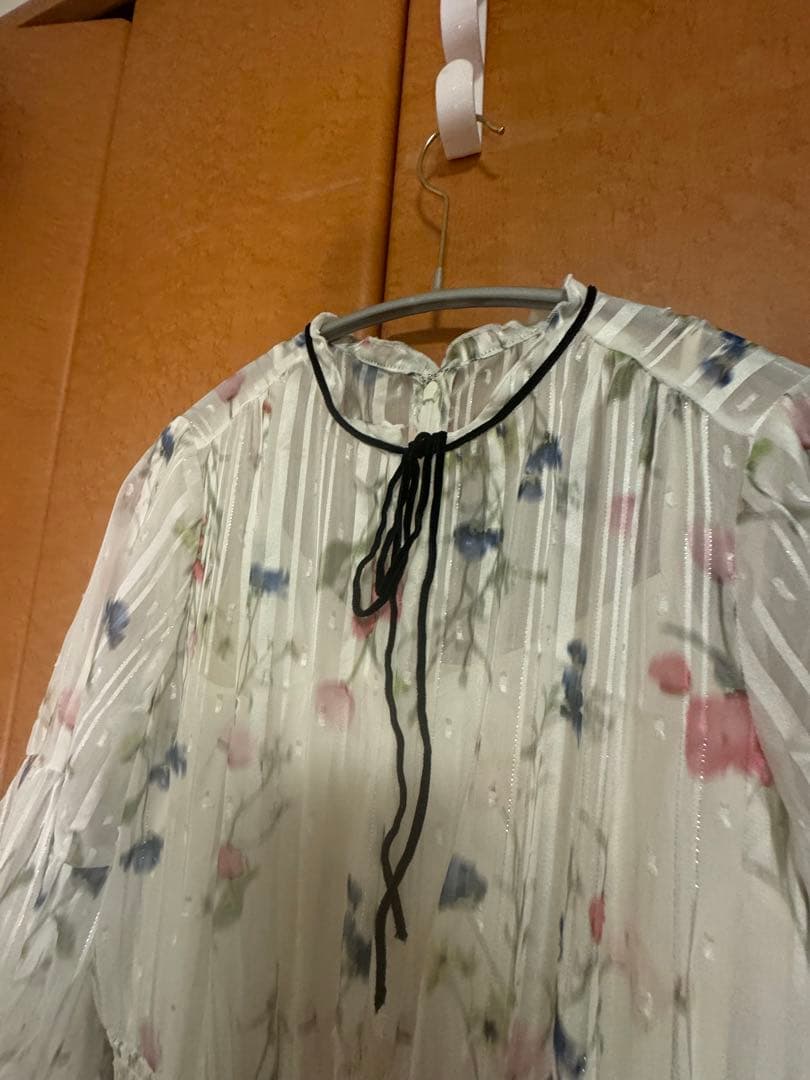 【ひー】ボウタイフラワープリントワンピース