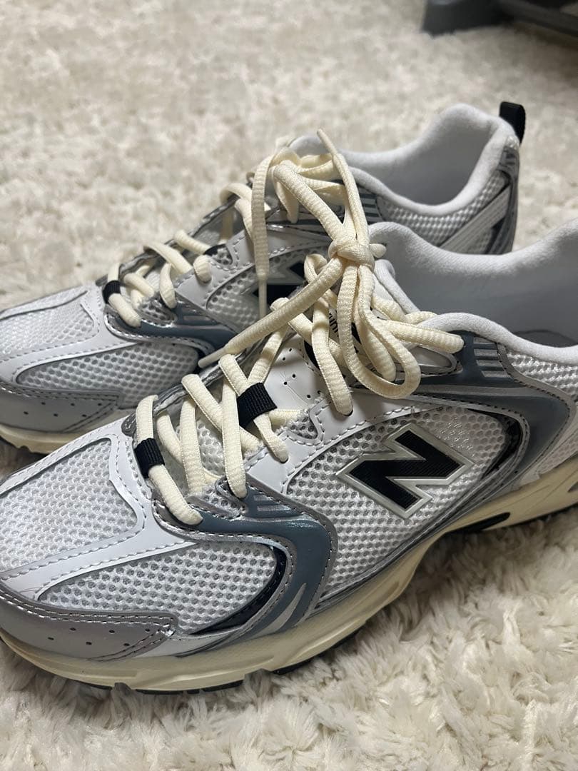 靴 emmi New Balance U530