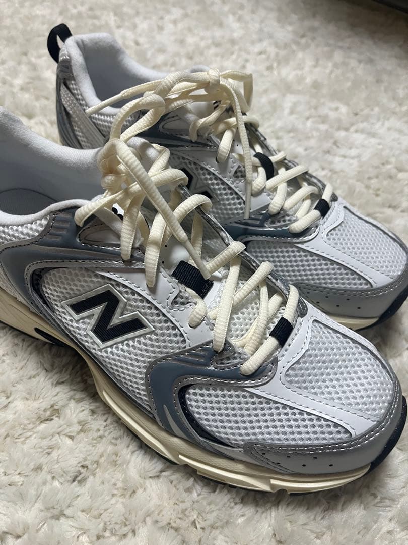 靴 emmi New Balance U530