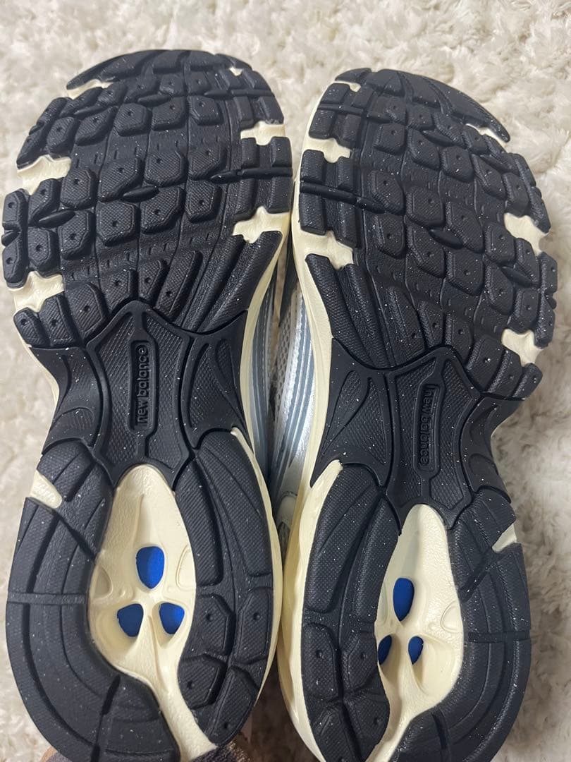 靴 emmi New Balance U530