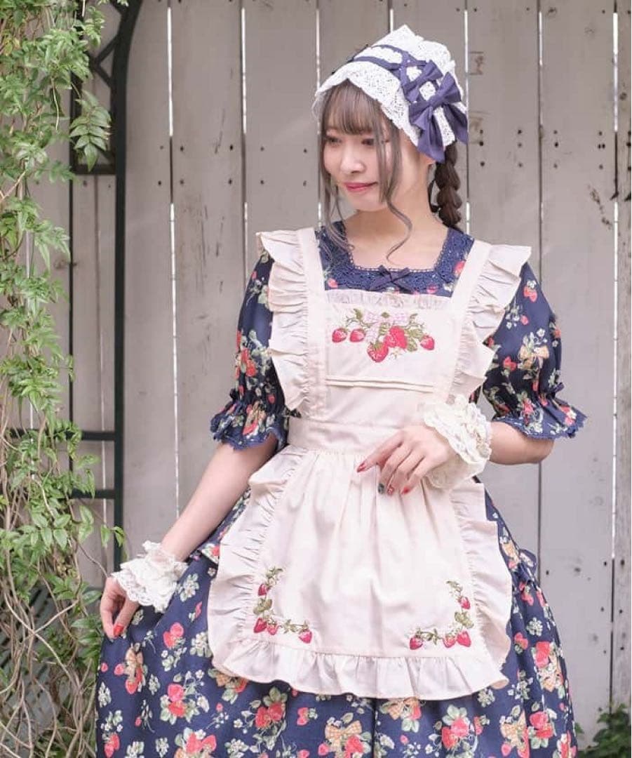 axes femme kawaii クラシックベリー刺繍エプロン　生成