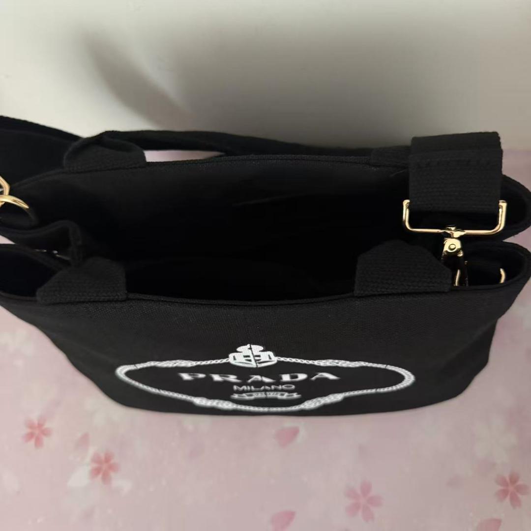 PRADA ブラック ショルダーバッグ サコッシュ