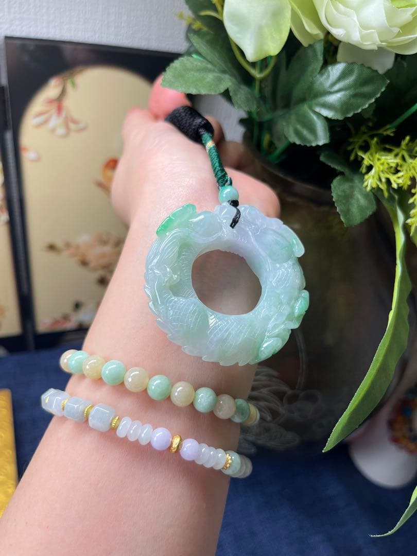 ミャンマー産本翡翠　厚重感有り、爽やかな氷種春帯彩開運飛龍の龍環　鑑定書付き