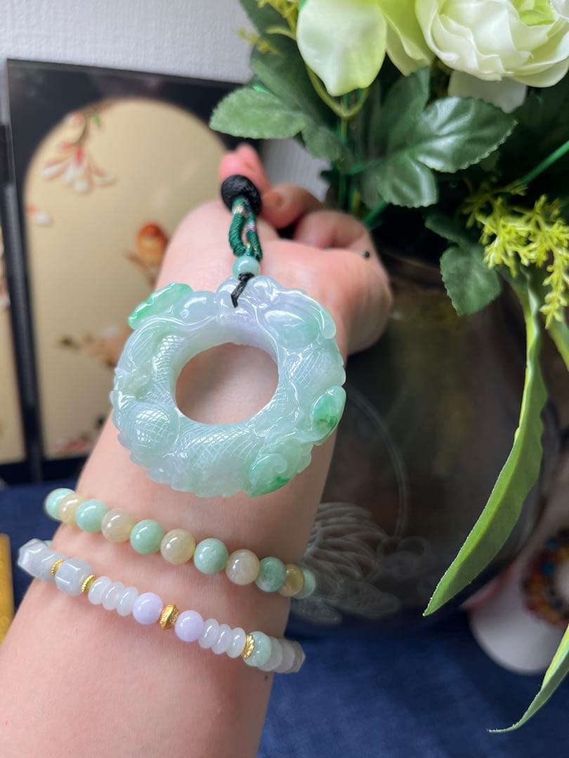 ミャンマー産本翡翠　厚重感有り、爽やかな氷種春帯彩開運飛龍の龍環　鑑定書付き