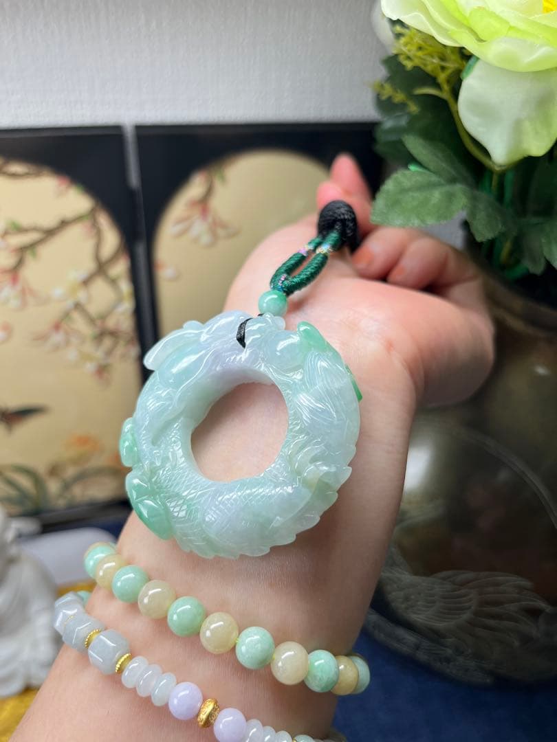 ミャンマー産本翡翠　厚重感有り、爽やかな氷種春帯彩開運飛龍の龍環　鑑定書付き