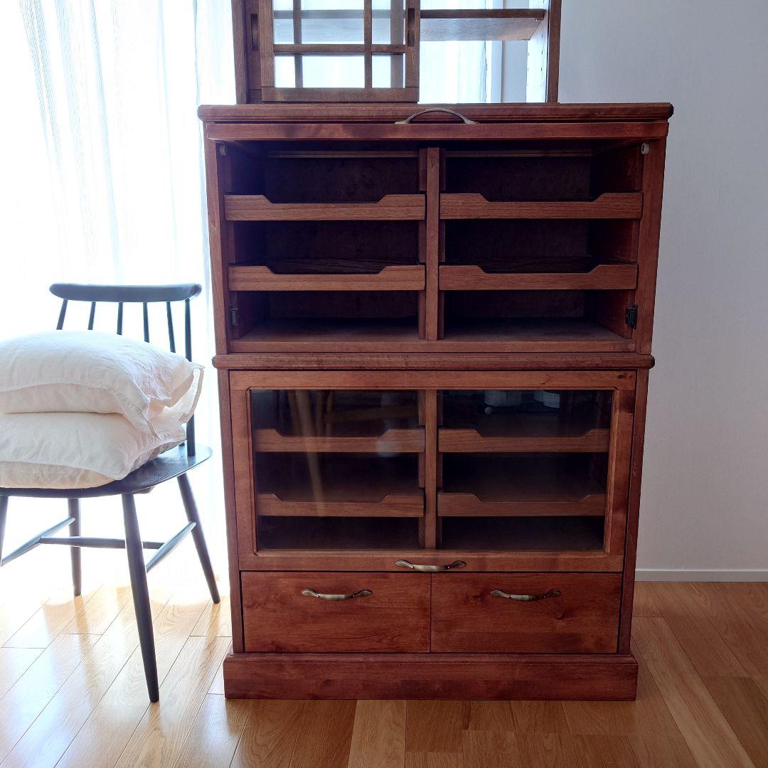 値下げ【美品/約半額】シャツケース風 木製ブラウンキャビネット ガラス扉付き
