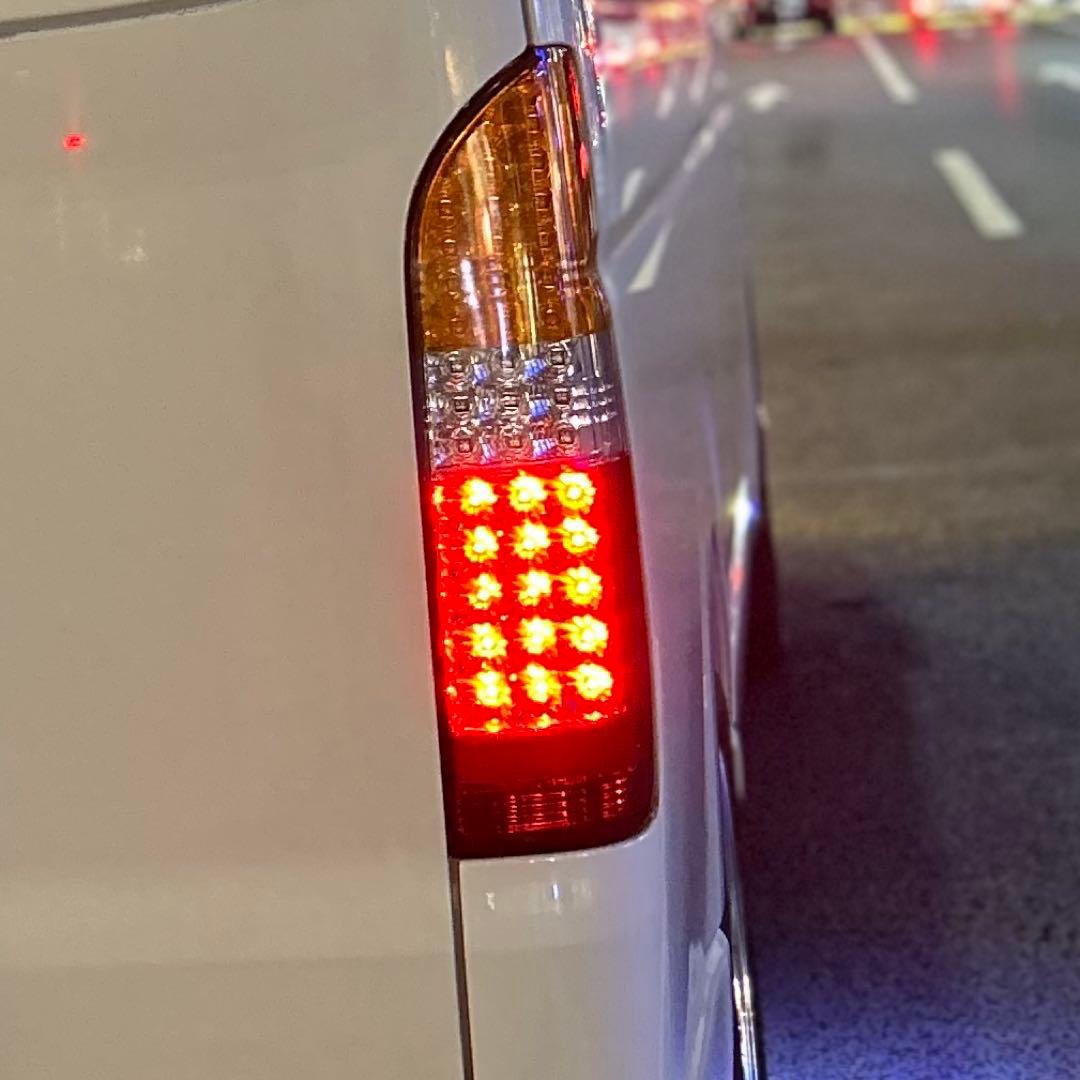 LED レトロ テールランプ 赤/クリア 縦型 汎用 ハイエース
