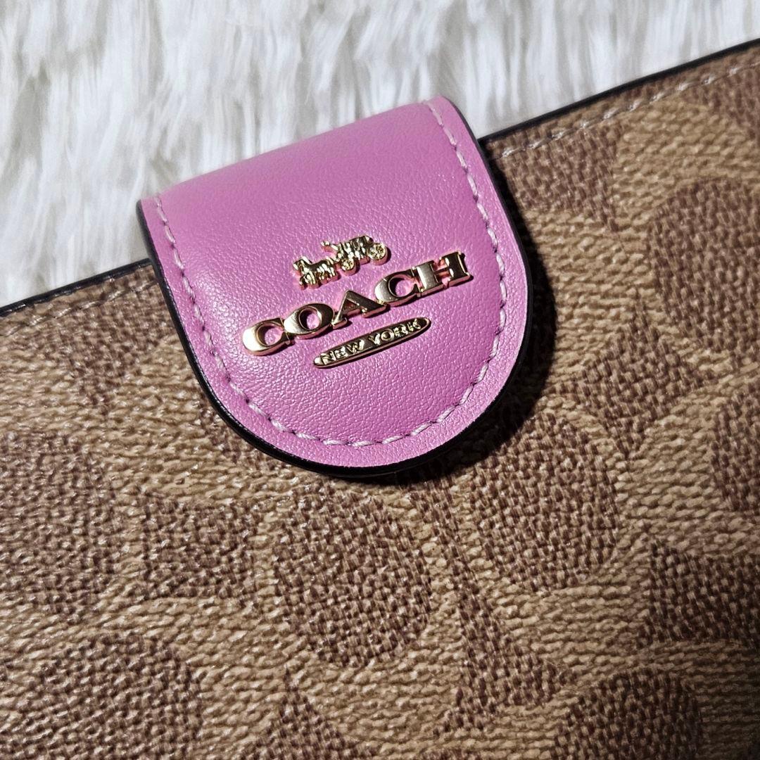 【COACH】二つ折り財布／収納力◎ コンパクト設計