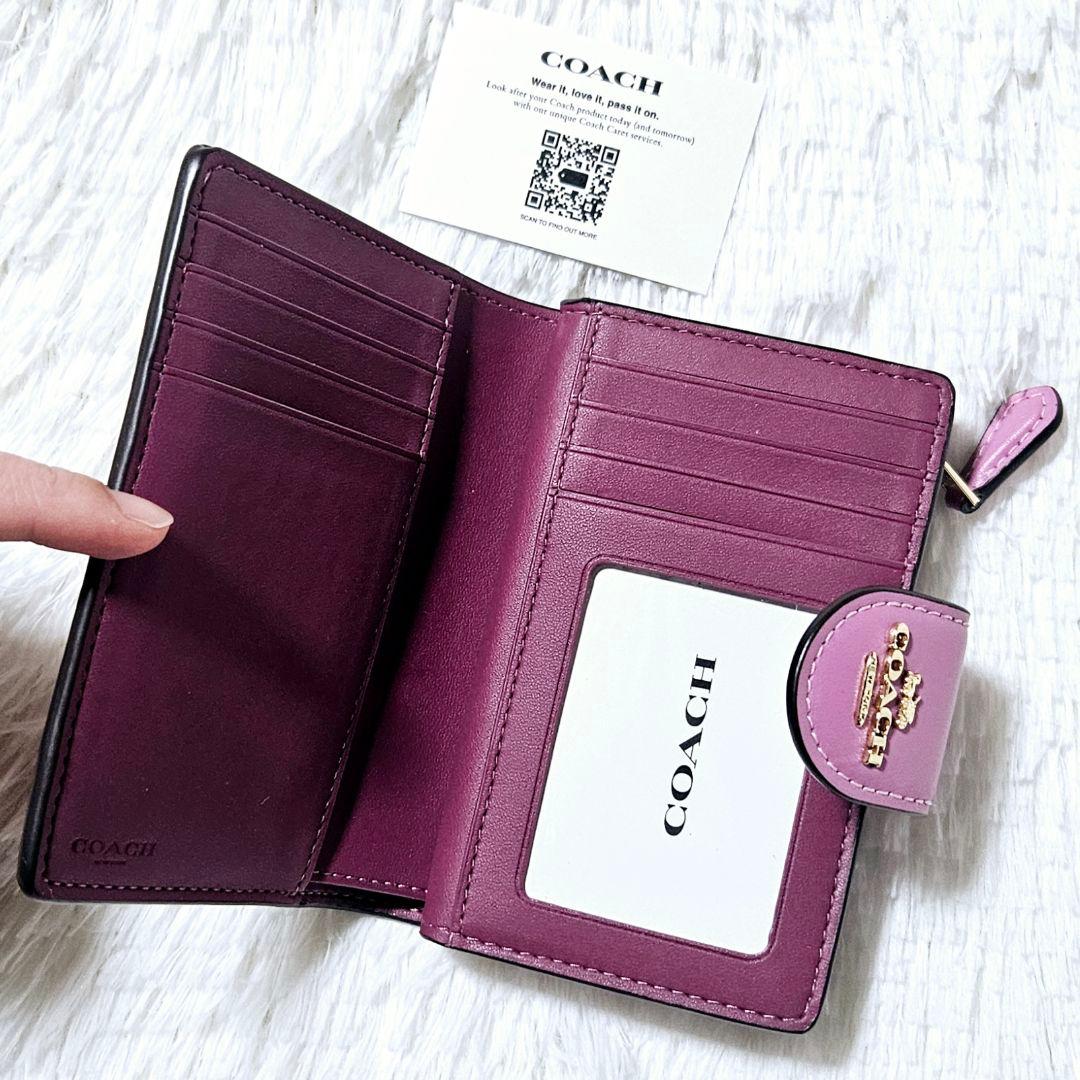 【COACH】二つ折り財布／収納力◎ コンパクト設計