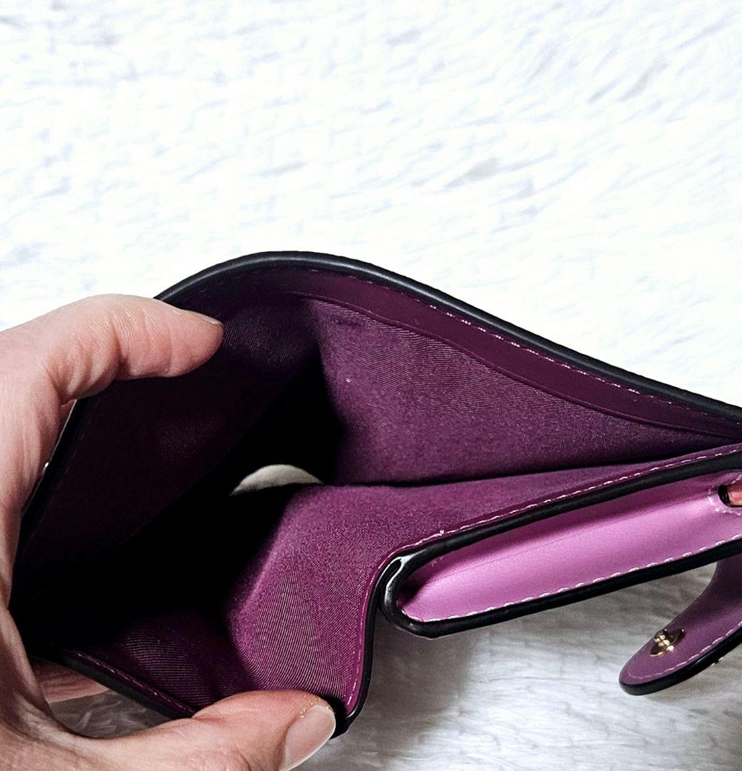 【COACH】二つ折り財布／収納力◎ コンパクト設計