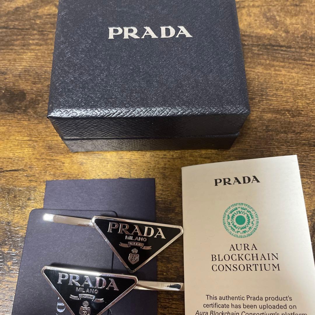 プラダ　ヘアピン　ブラック