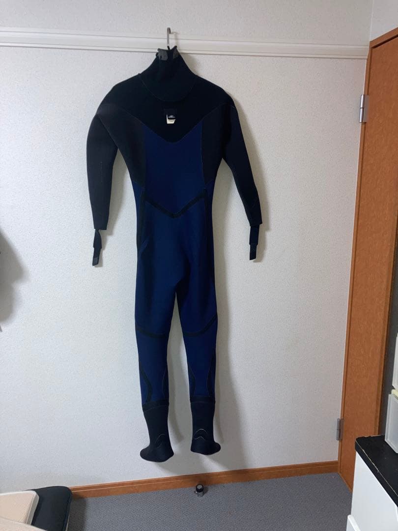 O'NEILlオニ-ルドライス-ツ　ネックエントリー　3ミリ 浸水は有りません。