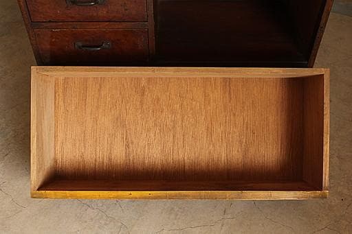 雰囲気の良い古い木製の引き出し7杯　書類棚　収納　古家具　古民家　アンティーク