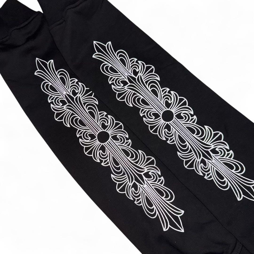 Chrome Hearts の十字架が刺繍されたブラック ロング Tシャツ