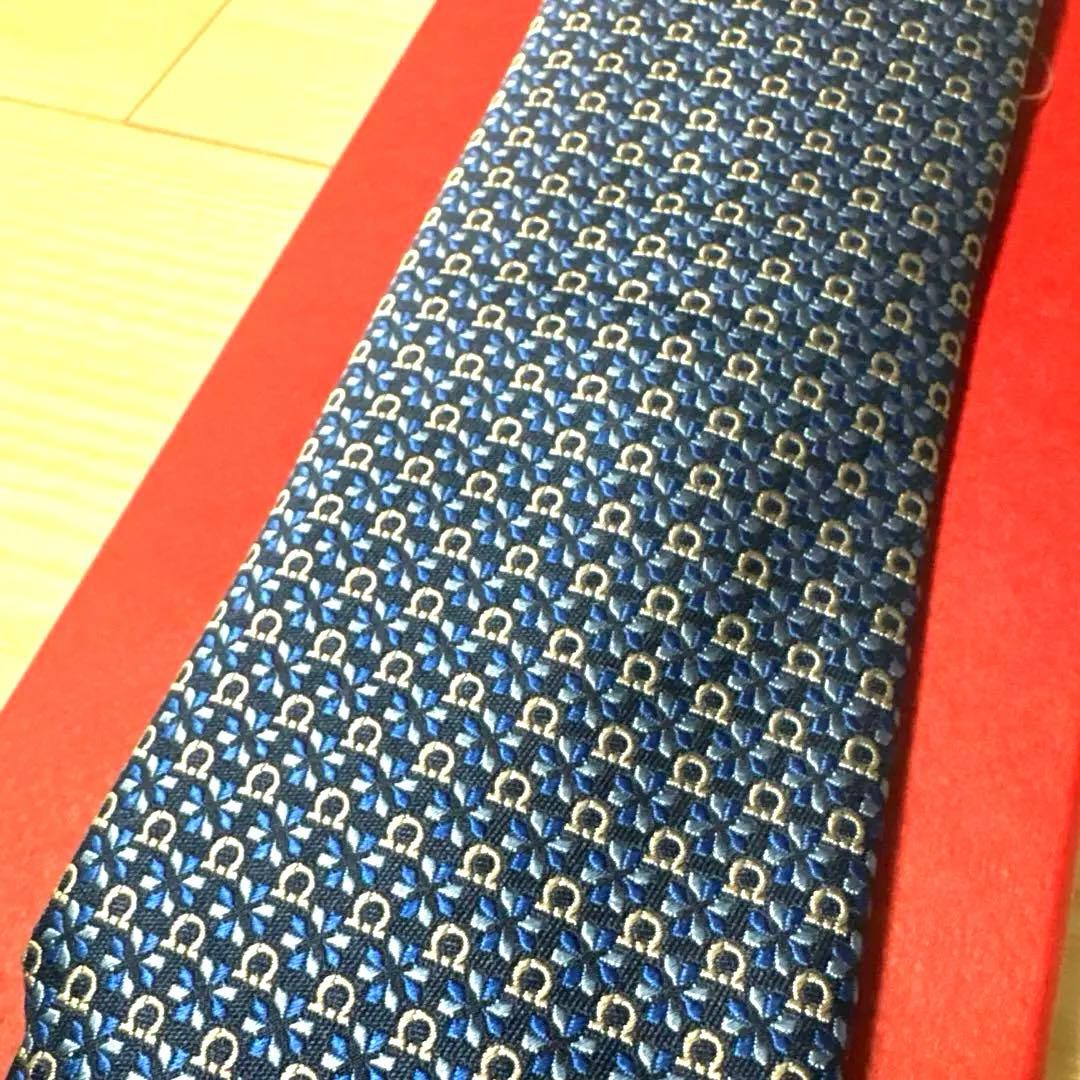 【新品未使用箱付き】フェラガモネクタイ