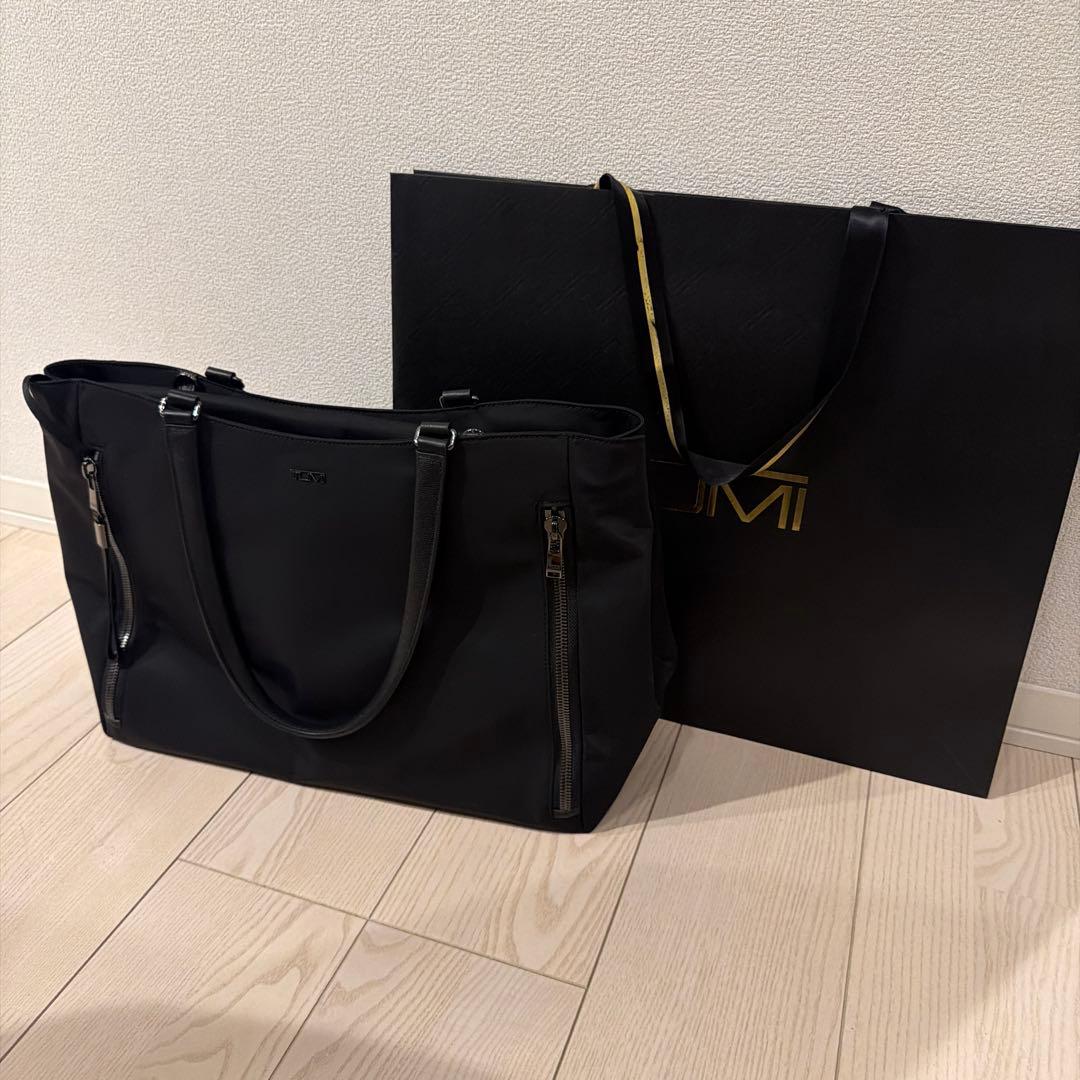 TUMI ヴァレッタ•ラージ・トート　黒