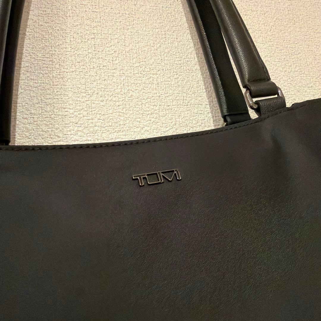 TUMI ヴァレッタ•ラージ・トート　黒