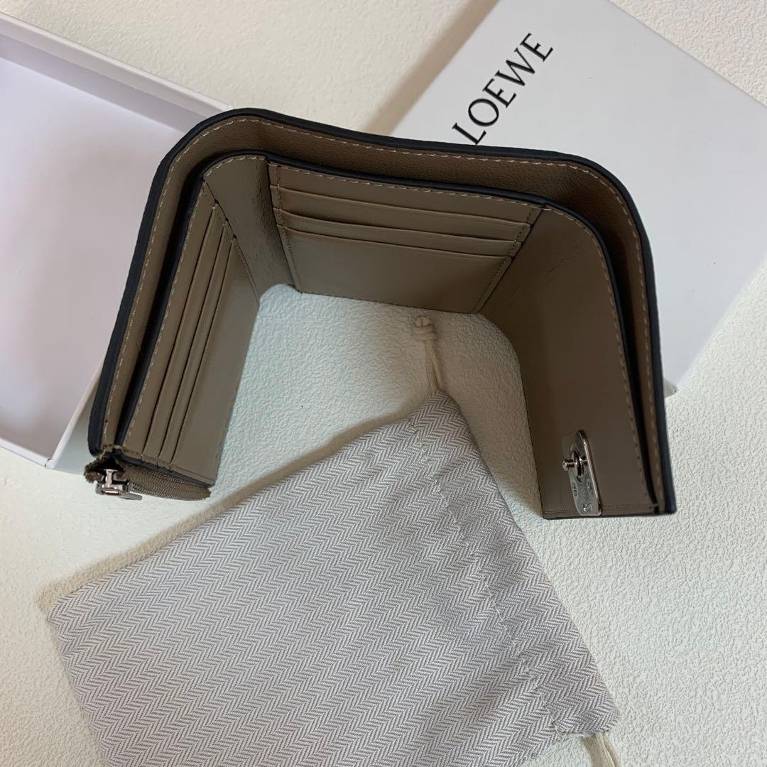 LOEWE ベージュ 三つ折り財布